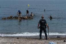 Migranti tentano di arrivare sulla spiaggia a Ceuta a nuoto dal Marocco
Fg Ipa