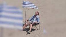 Angelo Bonelli in spiaggia con l'ombrellone...ma è il Po in secca - Video