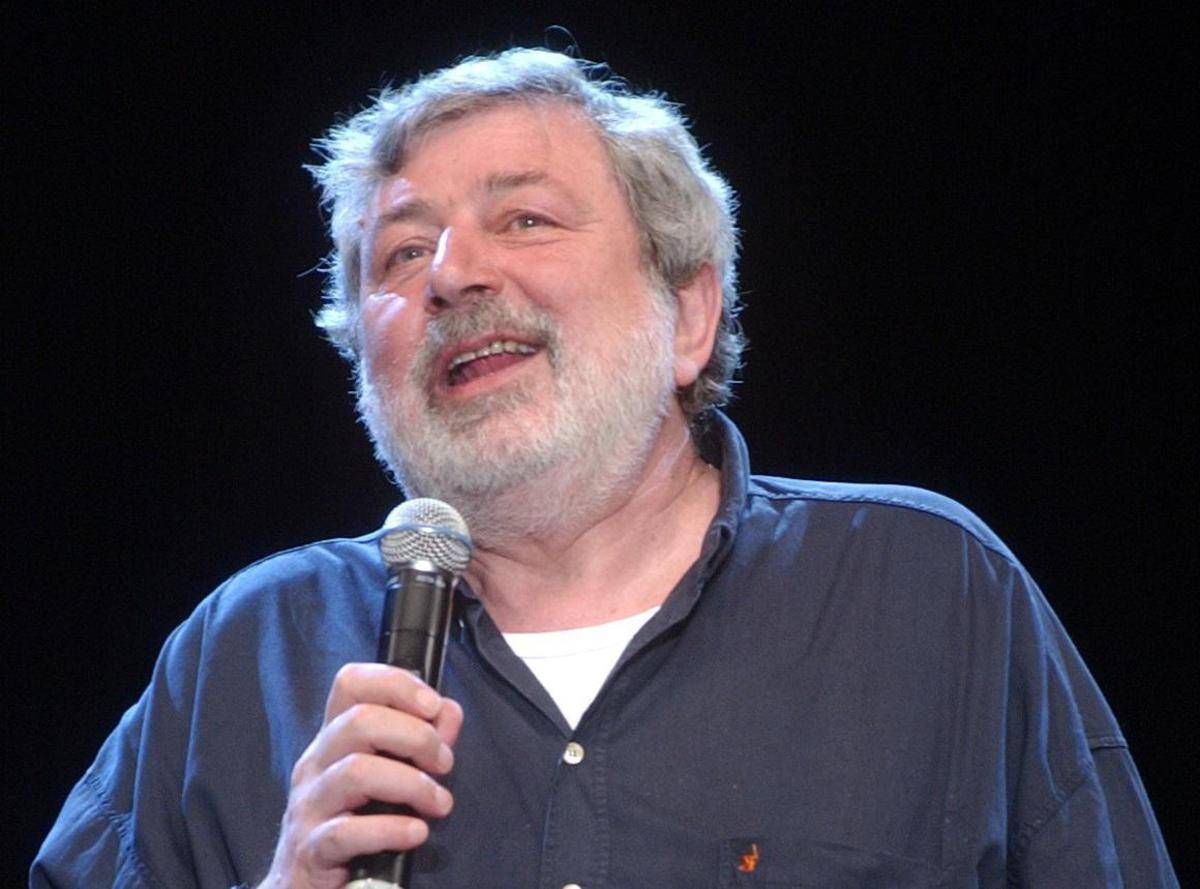 https://www.adnkronos.com/resources/02a8-214aa55c5848-571f96502ac8-1000/format/huge/francescoguccini_camicia_ipa_fg.jpeg