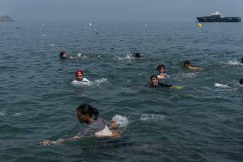 Migranti tentano di arrivare a Ceuta a nuoto - Fotogramma/Ipa