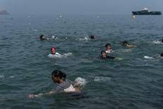 Migranti tentano di arrivare a Ceuta a nuoto - Fotogramma/Ipa