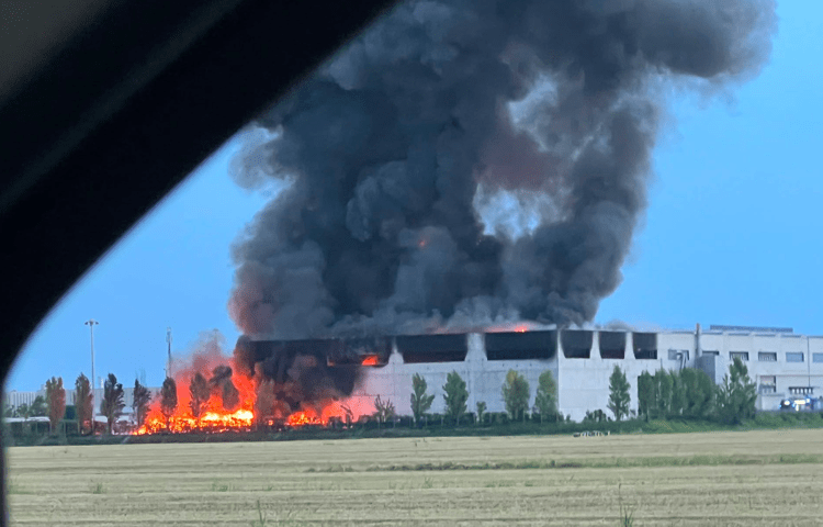 Incendio a Finale Emilia - (Protezione civile Finale Emilia)