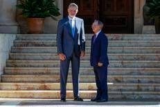Re Felipe VI (a sinistra) riceve il sindaco di Ceuta Juan Jesus Vivas a Maiorca, ieri. - Fotogramma/Ipa