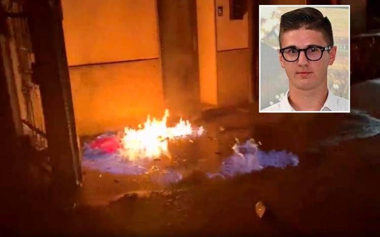 Nel riquadro il giornalista Adriano Cappellari e il falso attentato con le bottiglie molotov contro casa sua - (Fotogramma/Ipa)
