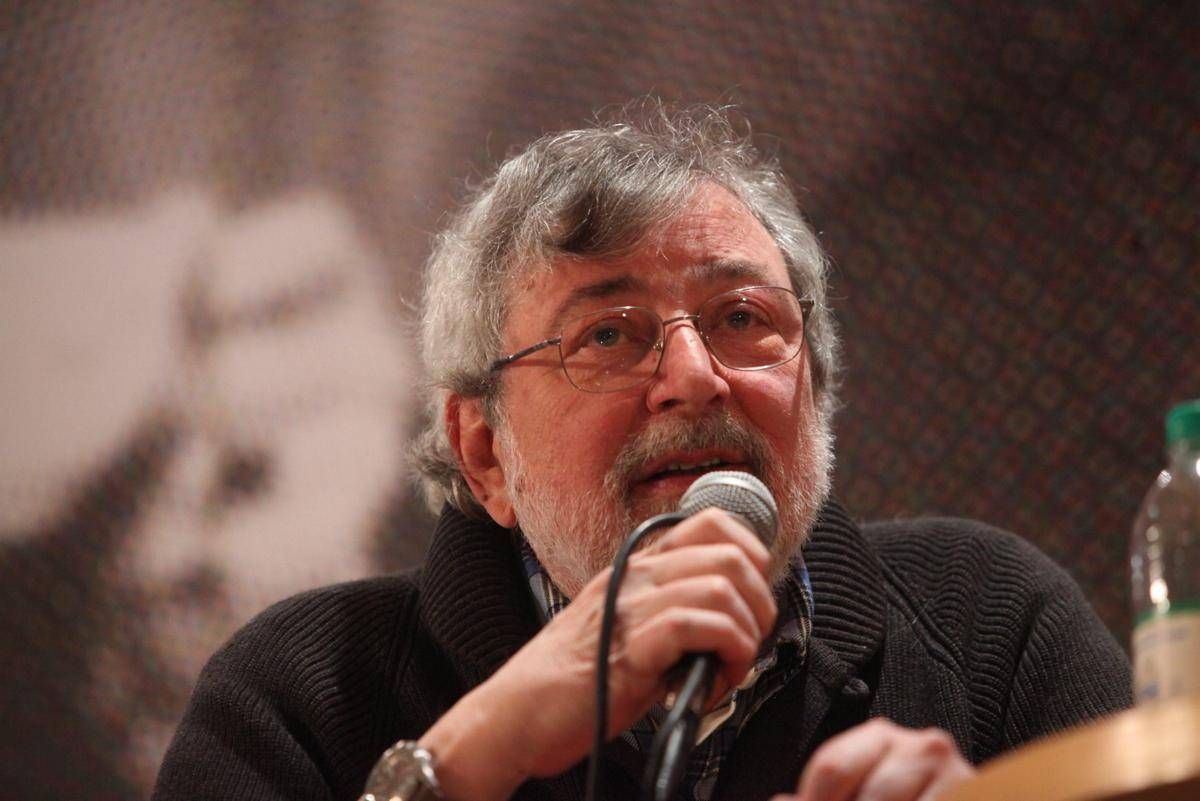 https://www.adnkronos.com/resources/02a8-214bfddc1cf7-c525123518e1-1000/format/huge/francesco_guccini_presenta_il_suo_libro_dizionario_delle_cose_perdute.jpeg
