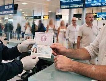 Controllo passaporto in aeroporto - (Foto creata con AI)