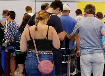 Passeggeri in fila all'aeroporto, repertorio - (Fotogramma/Ipa)
