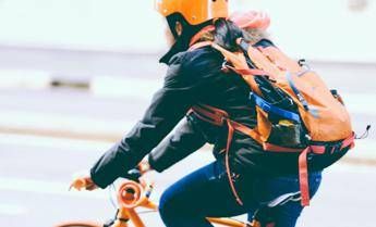 In bici con il casco - ()