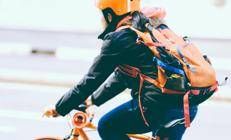 In bici con il casco - ()