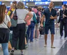 File in aeroporto, repertorio - (Foto creata con AI)