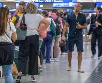 File in aeroporto, repertorio - (Foto creata con AI)