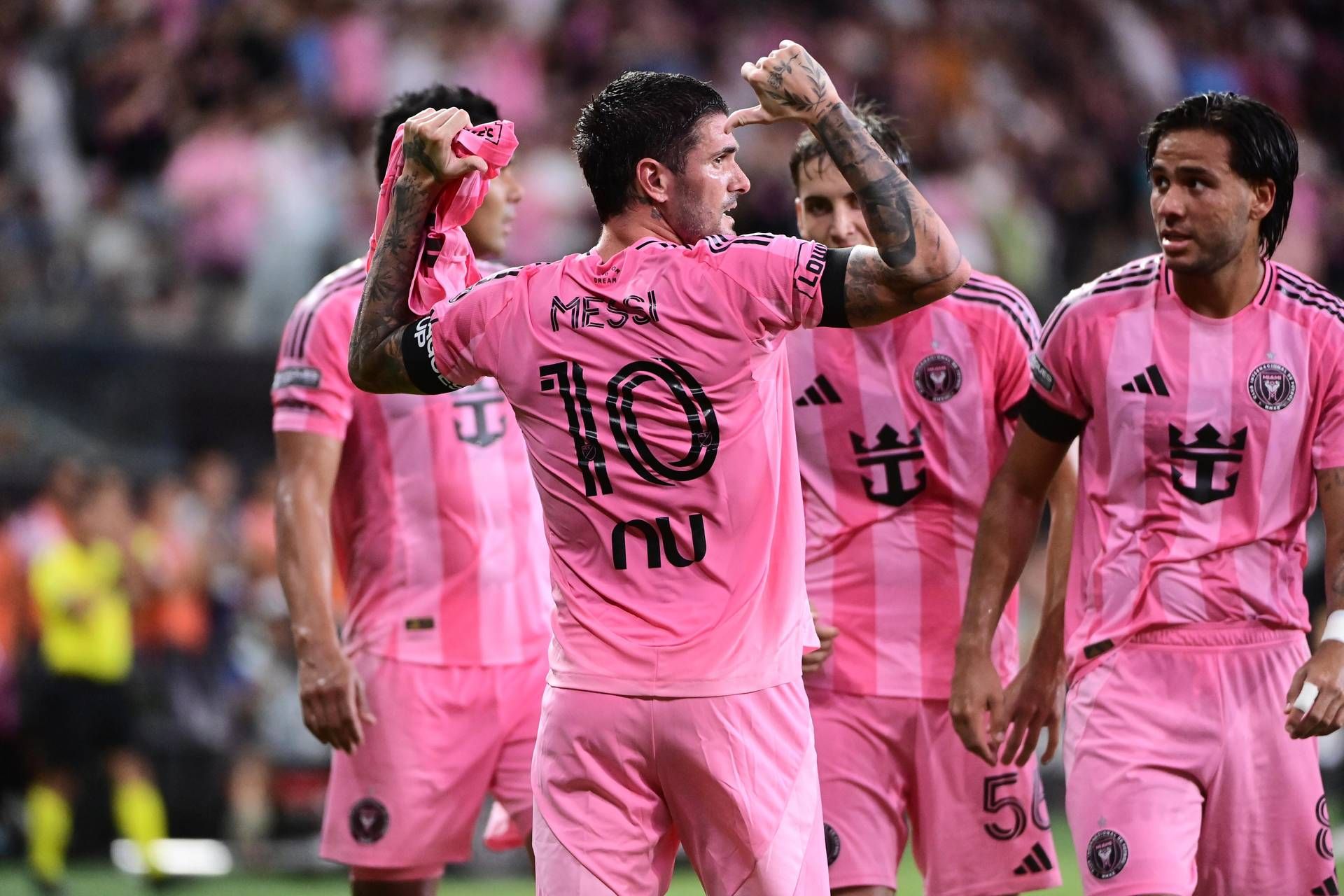 De Paul, gol e 'abbraccio' a Messi per la morte del papà: il tributo da brividi in Mls