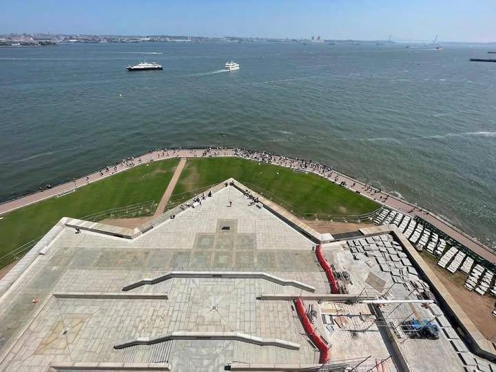 New York, barca si ribalta a Liberty Island: morti una donna e un neonato