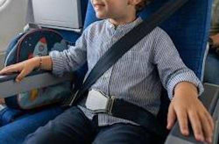 Un bambino con cintura allacciata su un aereo - (Foto creata con l'Intelligenza artificiale)