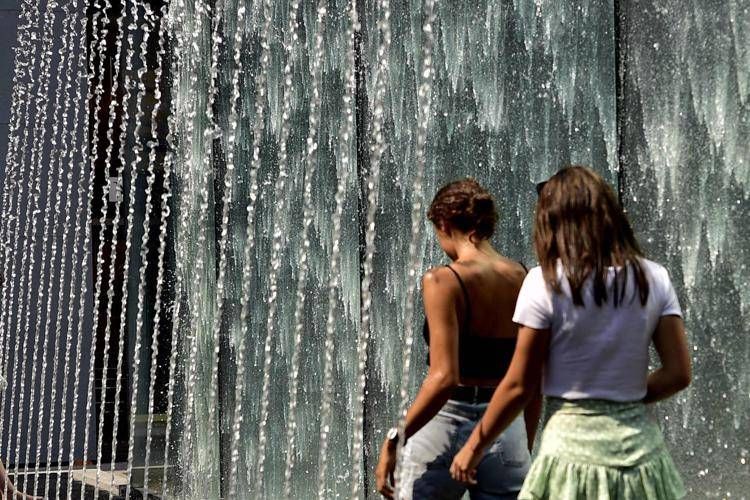 Ragazze si rinfrescano in una fontana - FOTOGRAMMA