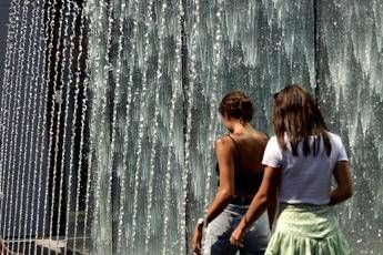 Ragazze si rinfrescano in una fontana - FOTOGRAMMA