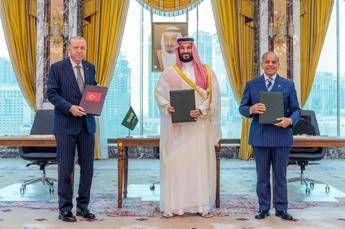 Mohammed bin Salman, Recep Tayyip Erdogan, Shehbaz Sharif firmano il 