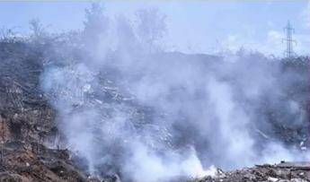 Il fumo nell'area incendiata - (Facebook Fonte Laurentina)