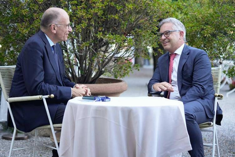 Il commissario Ue alle Migrazioni Magnus Brunner (a destra) con l'ex premier Enrico Letta a Cernobbio - Fotogramma/Ipa