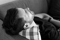 Uomo che dorme sul divano - (Foto )
