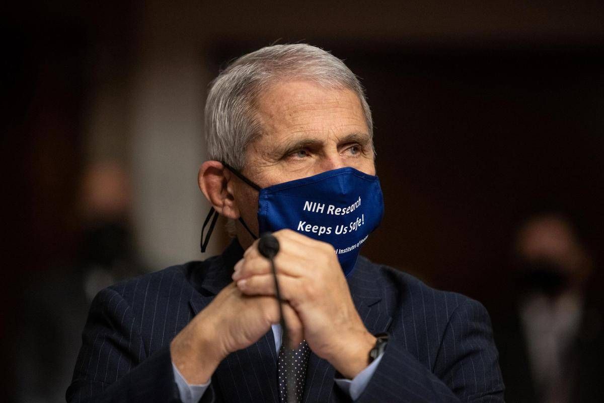 https://www.adnkronos.com/resources/02a8-2152175cfc01-d1307bc4958f-1000/format/huge/fauci_anthony_masch_mani_fg_ipa.jpeg