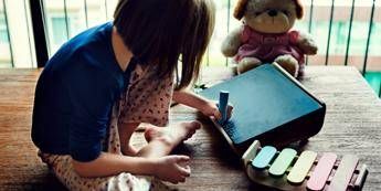 Batterie a bottone, allarme per i bambini: nel 2026 il triplo dei casi rispetto allo scorso anno