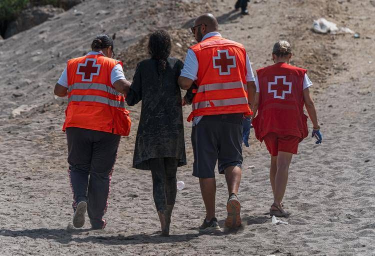 Una migrante arrivata a Ceuta viene soccorsa  - (Fotogramma/Ipa)