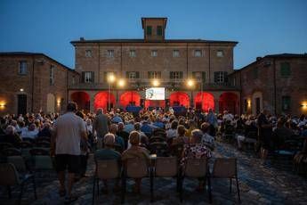 (Il pubblico alla Torre-Villa Torlonia - Ufficio stampa)