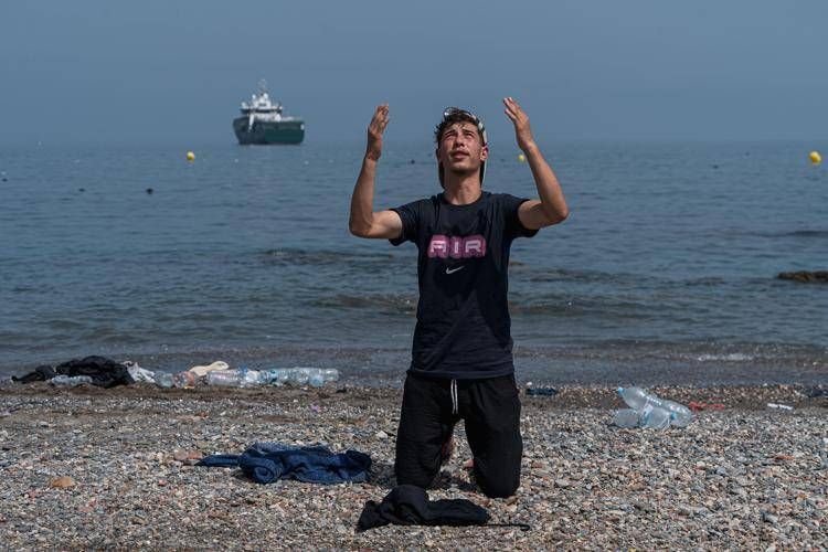 Un giovane marocchino appena arrivato sulla spiaggia di Ceuta - Fotogramma/Ipa