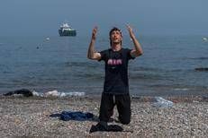 Un giovane marocchino appena arrivato sulla spiaggia di Ceuta - Fotogramma/Ipa