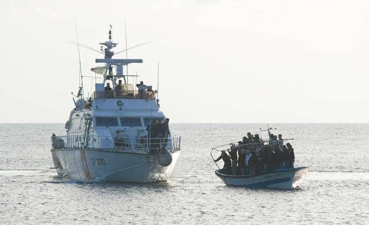 Lampedusa, la Guardia Costiera recupera un barcone con decine di migranti - Fotogramma/Ipa