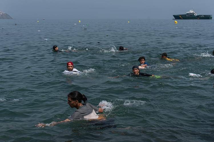 Migranti tentano di arrivare a Ceuta a nuoto - Fotogramma/Ipa