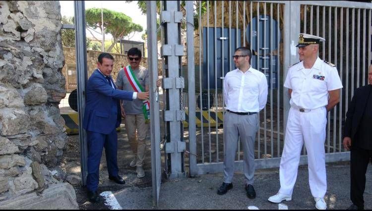 Nella foto il momento dell'apertura del cancello da parte del Presidente dell’AdSP, Raffaele Latrofa - (Foto Ufficio stampa)