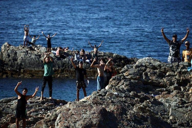 Migranti a Ceuta - (Afp)