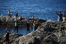 Migranti a Ceuta - (Afp)