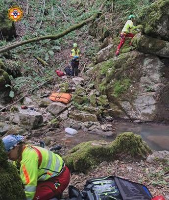 Tenta di salvare 13enne del suo gruppo precipitato in una scarpata nel Bosco del Corniglio, morto capo scout