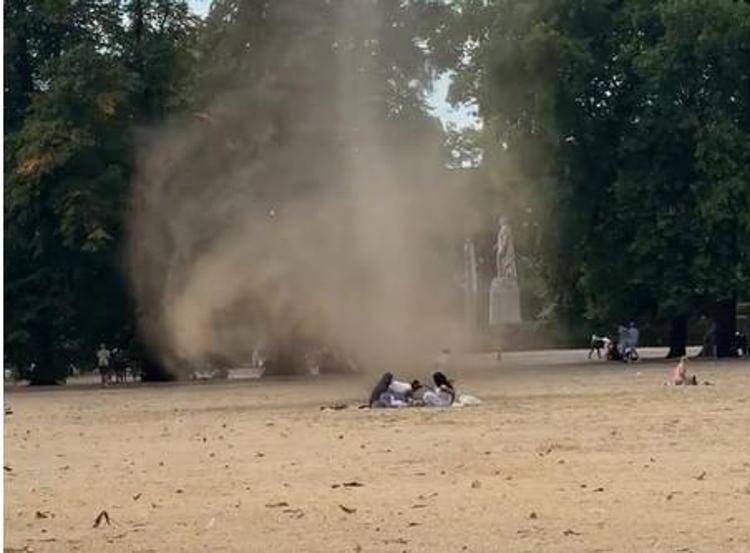 Mini tornado di polvere attraversa un parco di Londra - (Fermo immagine)
