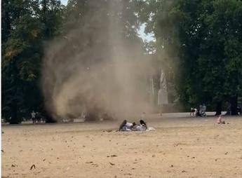 Mini tornado di polvere attraversa un parco di Londra - (Fermo immagine)