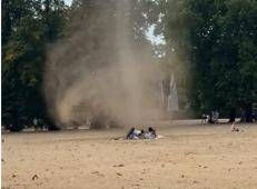 Mini tornado di polvere attraversa un parco di Londra - (Fermo immagine)