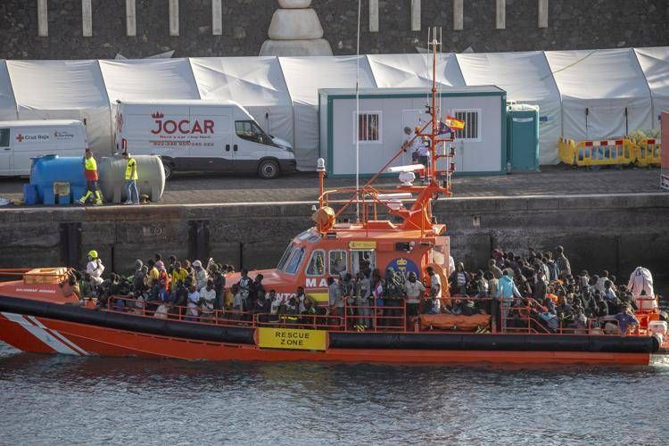 Migranti sbarcati a El Hierro, una delle Isole Canarie - Fotogramma/Ipa