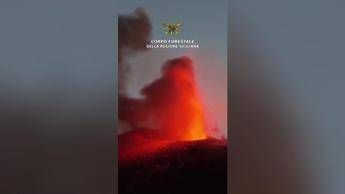 Etna, nuova bocca eruttiva nella Valle del Bove: le immagini