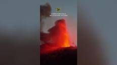 Etna, nuova bocca eruttiva nella Valle del Bove: le immagini