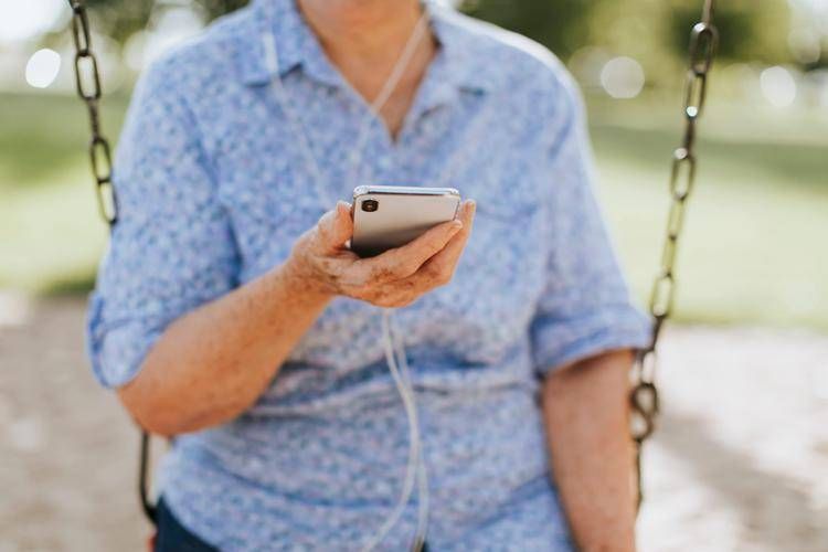 Anziana al telefono  - (Foto )