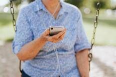 Anziana al telefono  - (Foto )
