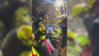 Terremoto in Colombia, donna estratta viva dopo 36 ore: la commozione dopo il salvataggio - Video