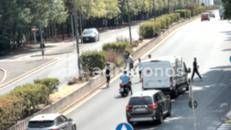Rissa con spranghe e bottiglie in centro a Milano, caos tra le auto - Video