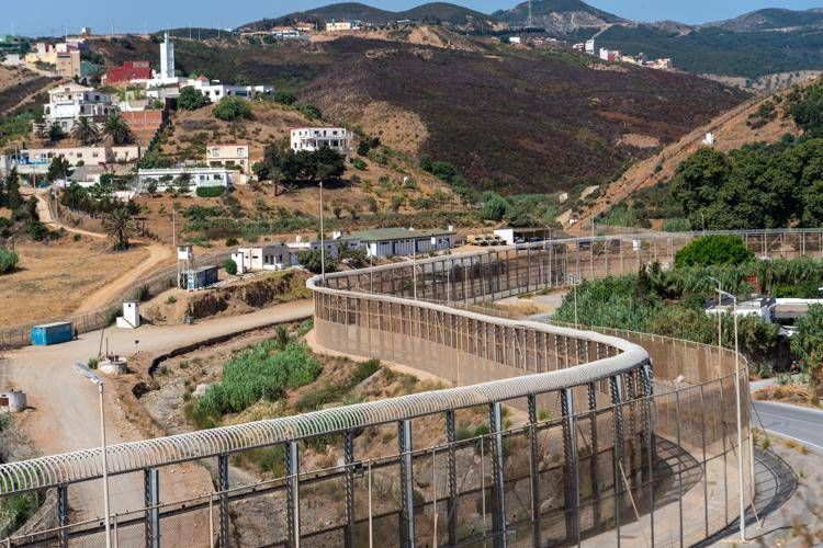 Il confine terrestre tra l'enclave di Ceuta e il Marocco
 - Fotogramma/Ipa
