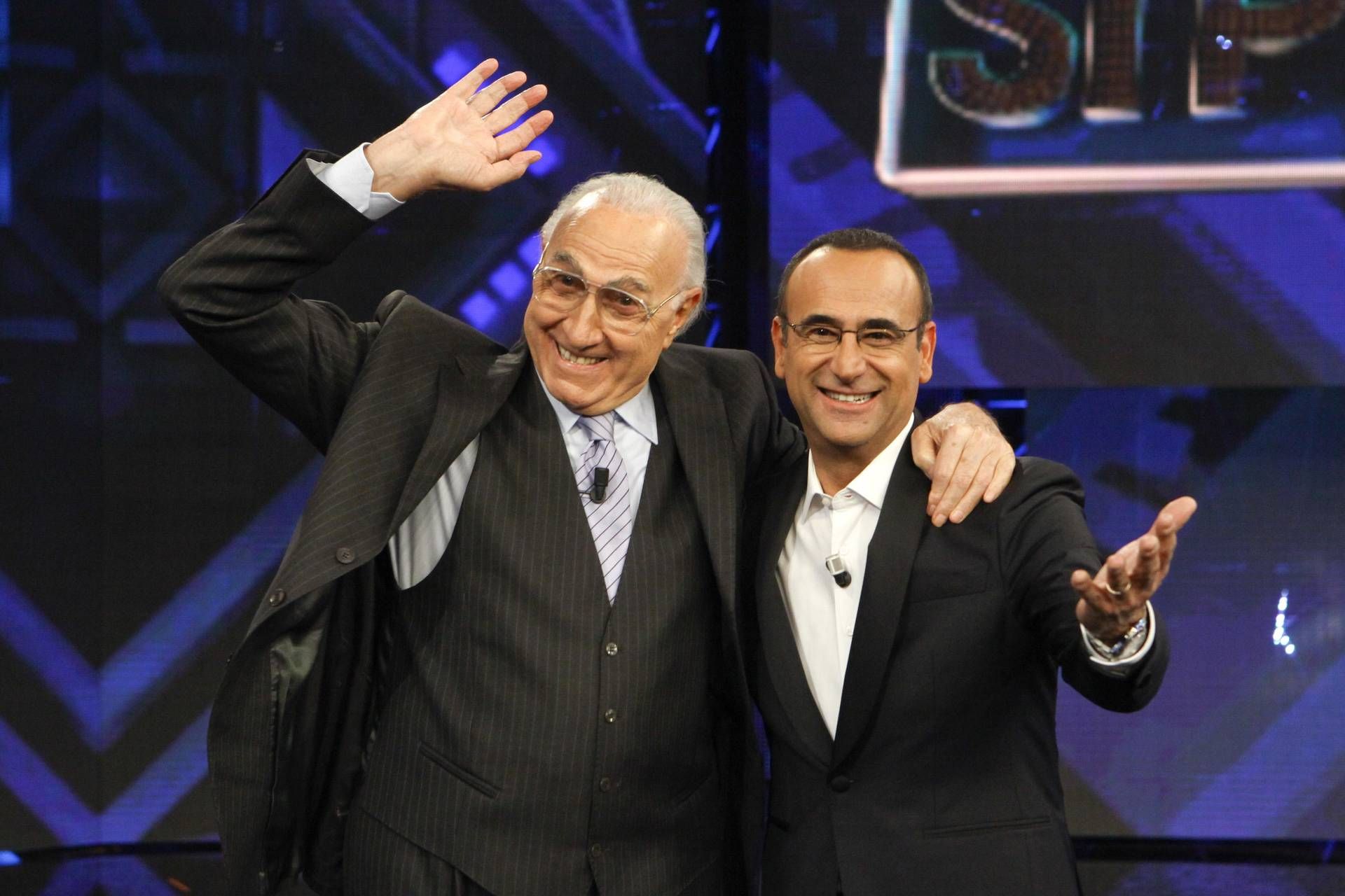 Baudo, Conti ricorda il grande conduttore: "Lui è la tv, indimenticabili i suoi abbracci paterni"
