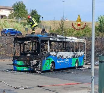 Roma, autobus a metano in fiamme a Valmontone: no feriti