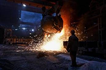 Operaio al lavoro nell'acciaieria Zaporishtal di Zaporizhzhia, in Ucraina, privatizzata nei primi anni Duemila.  Fotogramma/Ipa